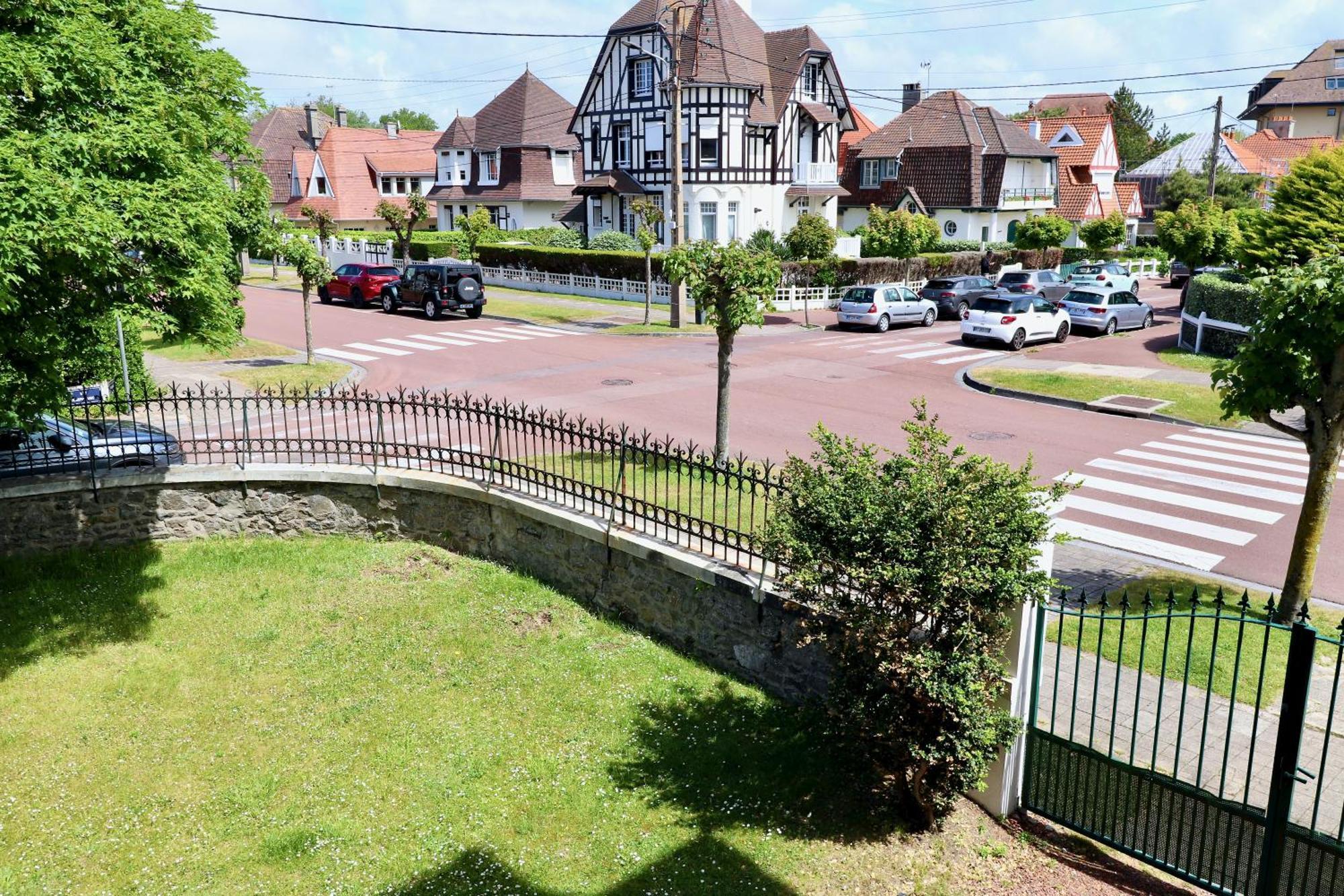 Apartment Le Bercail : Avec Balcon Et Parking, Vue Phare!